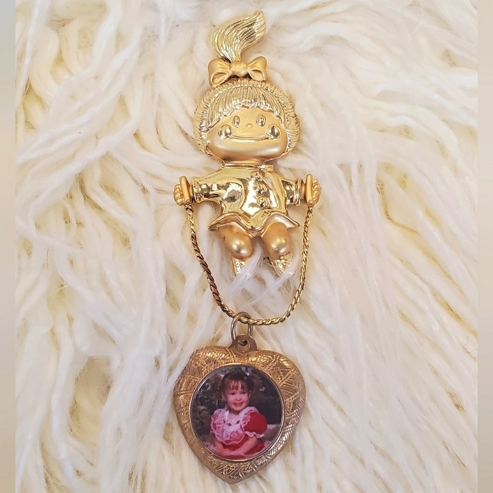 Vintage Brooch Brooch! Signed LITTLE GIRL Rope Skipping Pin Brooch. 🌴